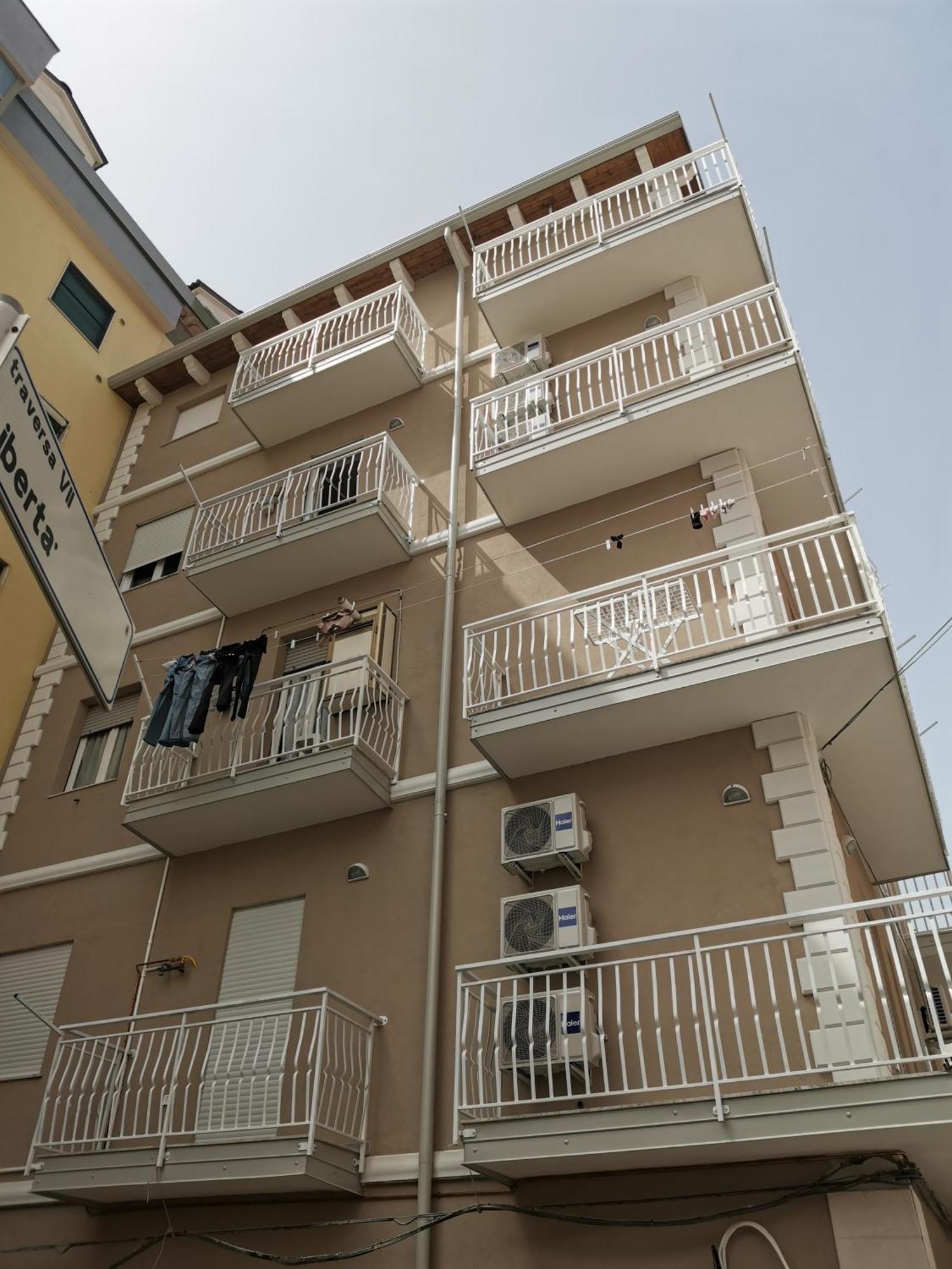 Palazzo Buscema - Appartamenti & Residence โครโตเน ภายนอก รูปภาพ